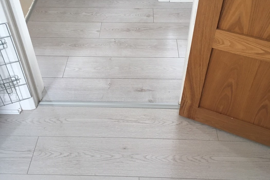 Laminate Deluxe White Brushed Oak 12mm, Brushed White Oak Laminate Flooring